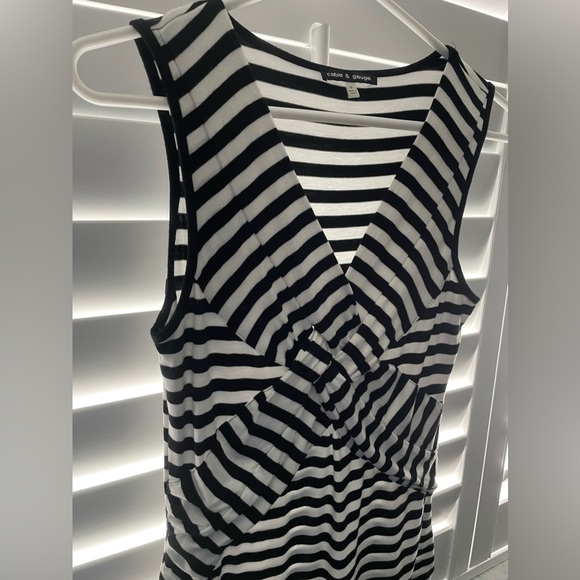 Cable & Gauge Black and White Stripe V-neck sleeveless top, Size Small. EUC - Picture 3 of 8